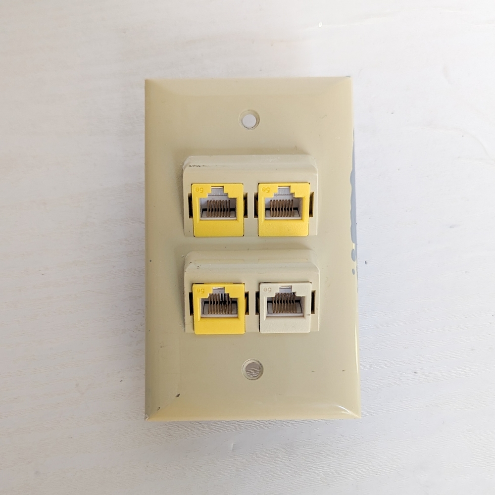 Suttle SE-2-2504A 4-Port Cat.5e Angled Wall Plate - Used